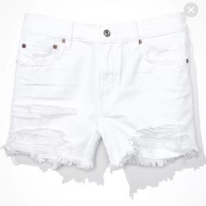 NWT American Eagle 90’s Boyfriend Mid Length White Shorts.  Size 16.